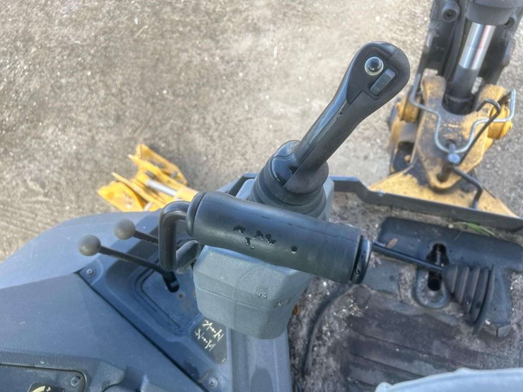 2015-deere-410l-image-22