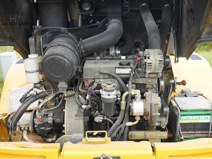 2010-deere-244j-image-12