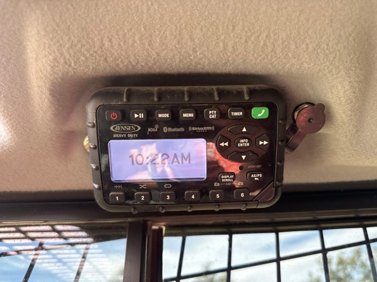 new-holland-c345-image-33