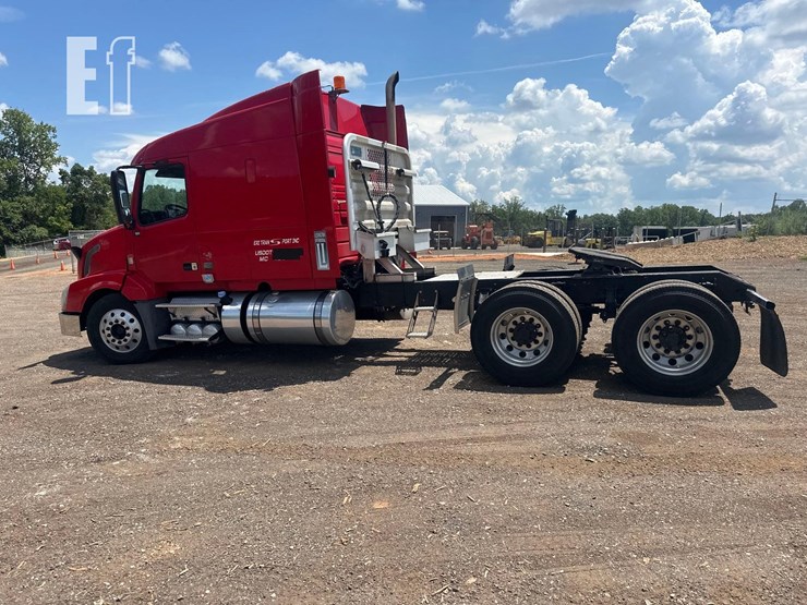 2013-volvo-vnl64t630-image-9