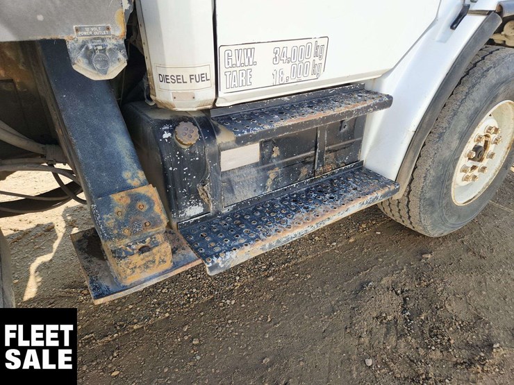 2001-freightliner-fl80-image-60