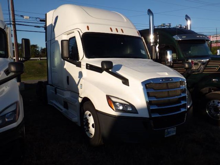 2022-freightliner-cascadia-126-image-2