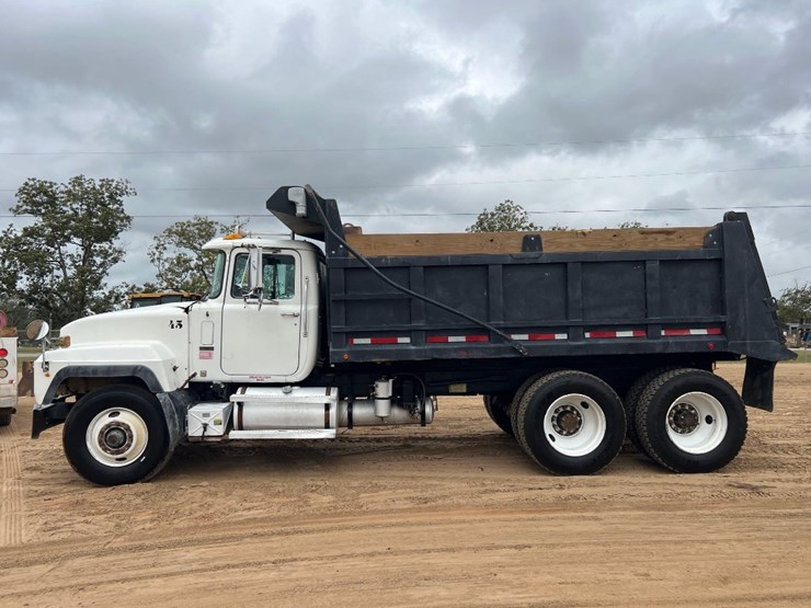 2002-mack-rd688s-image-1