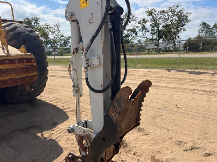2018-takeuchi-tb240-image-19