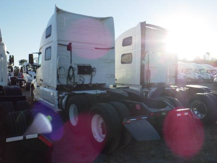 2022-volvo-vnl-860-image-9