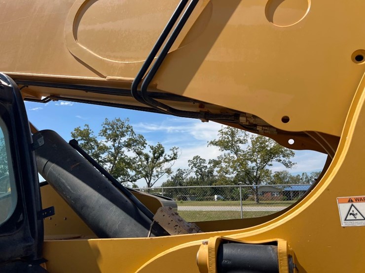 2018-caterpillar-tl1055d-image-26