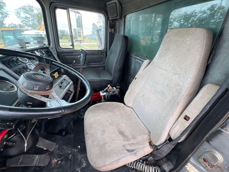 2002-mack-rd688s-image-23