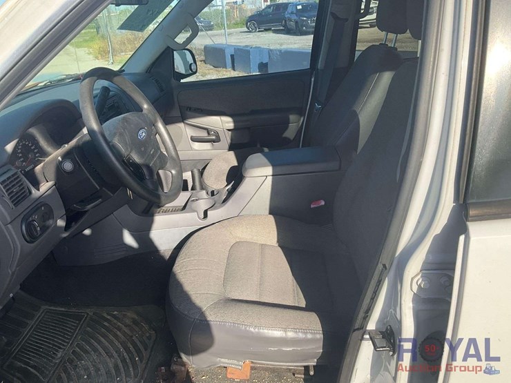 2005-ford-explorer-image-19
