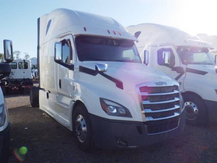 2019-freightliner-cascadia-126-image-2