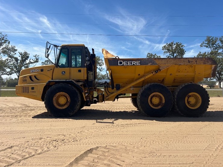 2006-deere-250d-image-1