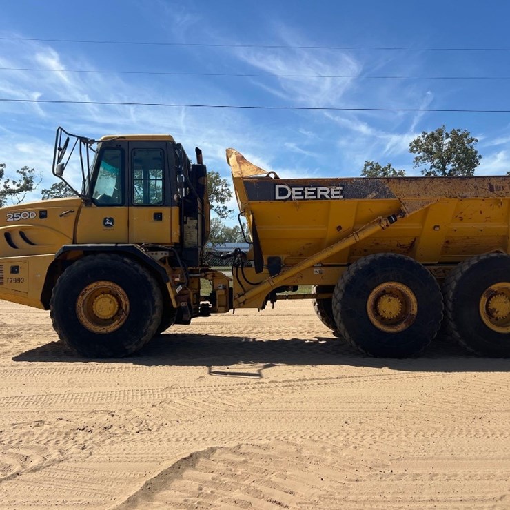 2006 DEERE 250D