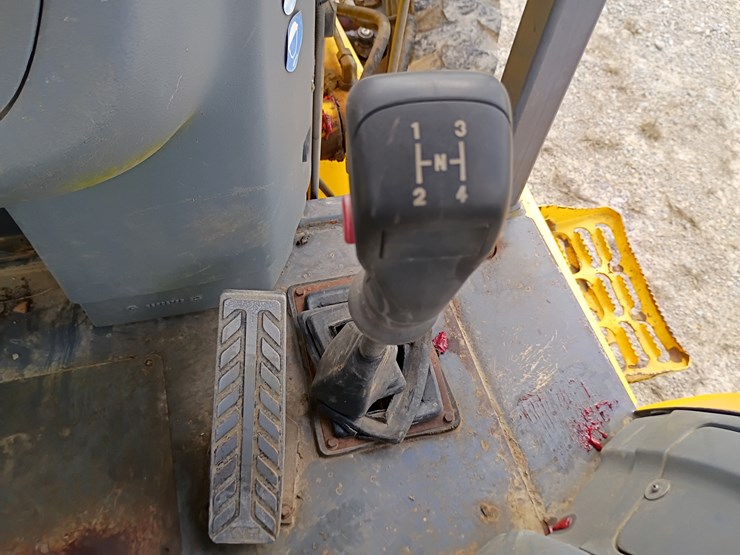 new-holland-lb75-image-35