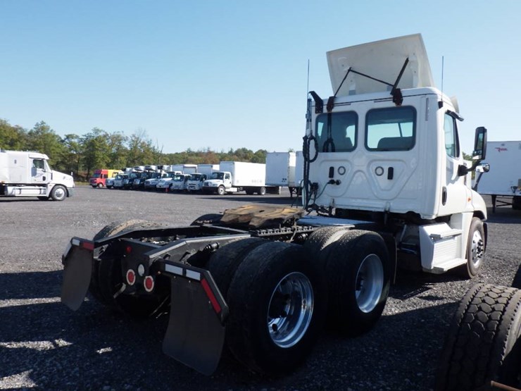 2018-freightliner-cascadia-125-image-4
