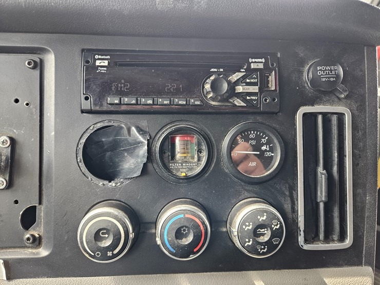 2019-freightliner-cascadia-126-image-60