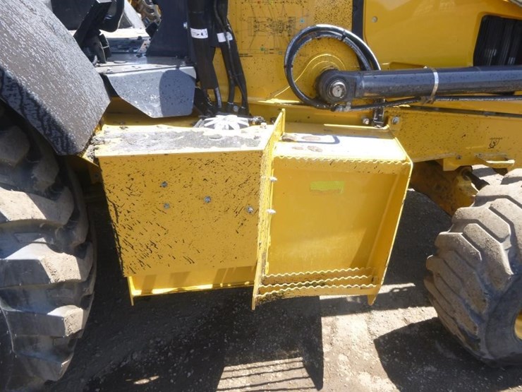 2021-deere-210l-image-22