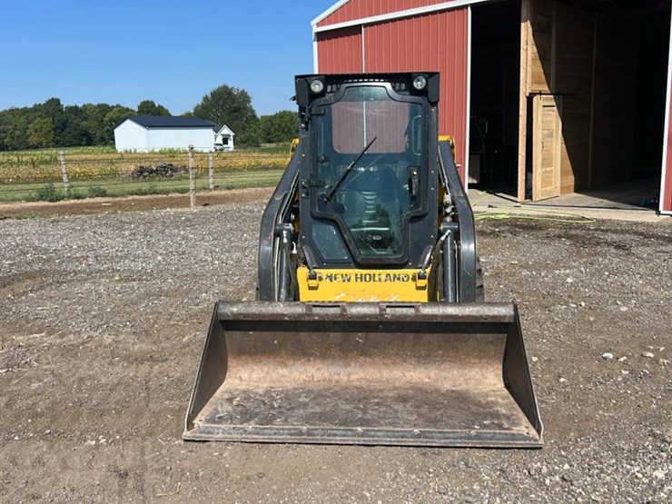 2011-new-holland-l215-image-11