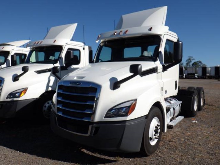 2018-freightliner-cascadia-126-image-1