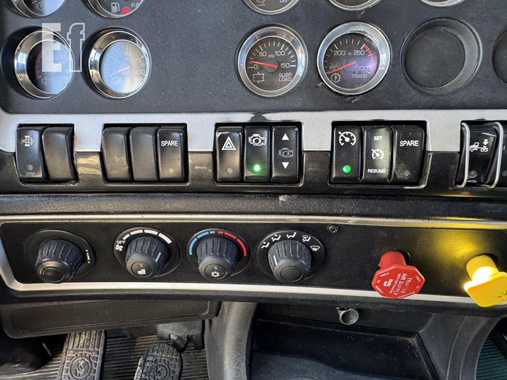 2011-kenworth-t800-image-26