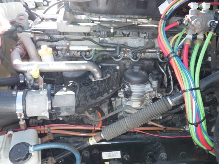 2018-freightliner-cascadia-126-image-12