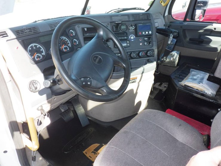 2020-freightliner-cascadia-113-image-10