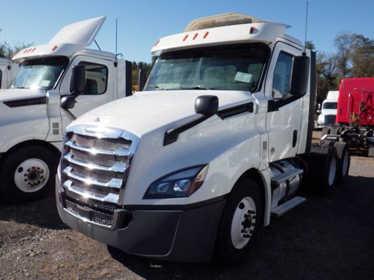 2018-freightliner-cascadia-126-image-1