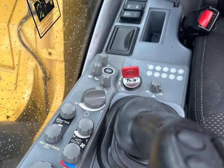 2021-deere-245g-lc-image-31