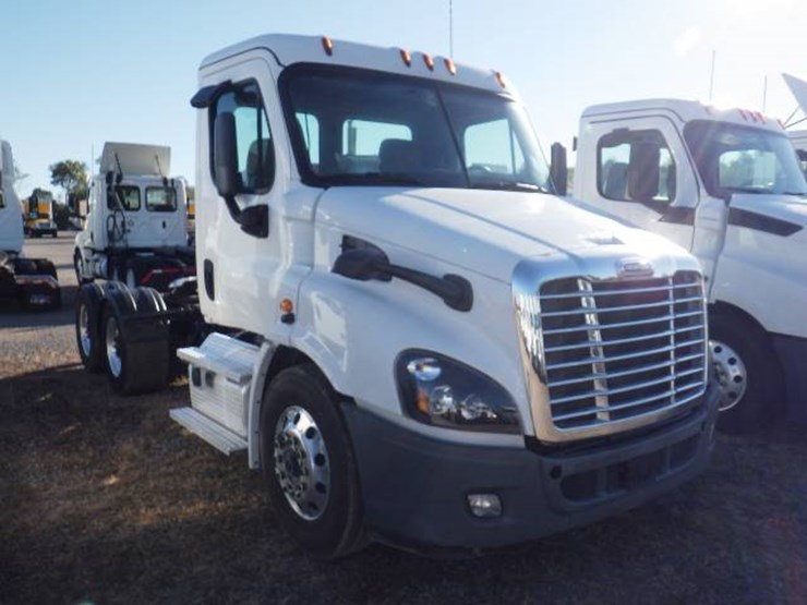 2019-freightliner-cascadia-113-image-2