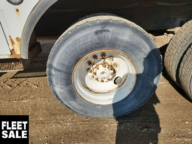 2001-freightliner-fl80-image-44