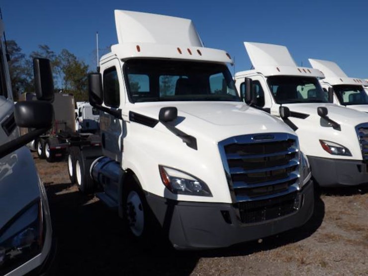 2018-freightliner-cascadia-126-image-3