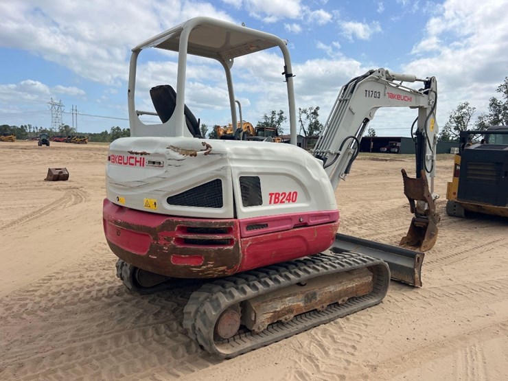 2018-takeuchi-tb240-image-4