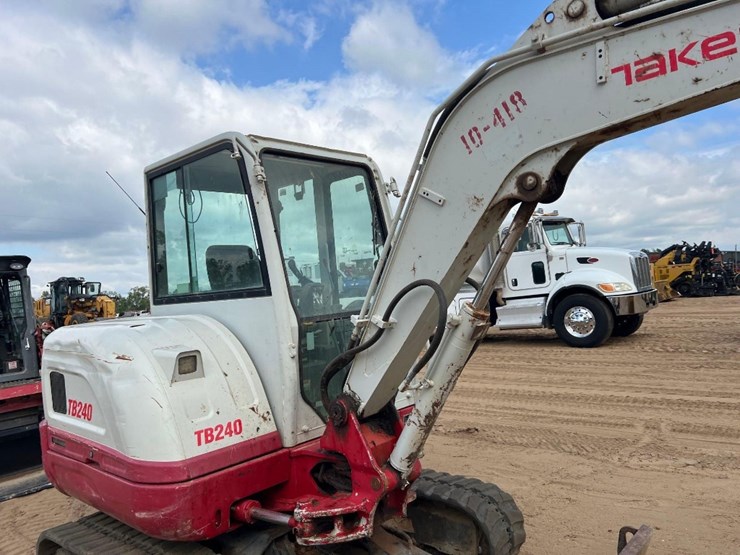 2020-takeuchi-tb240-image-24