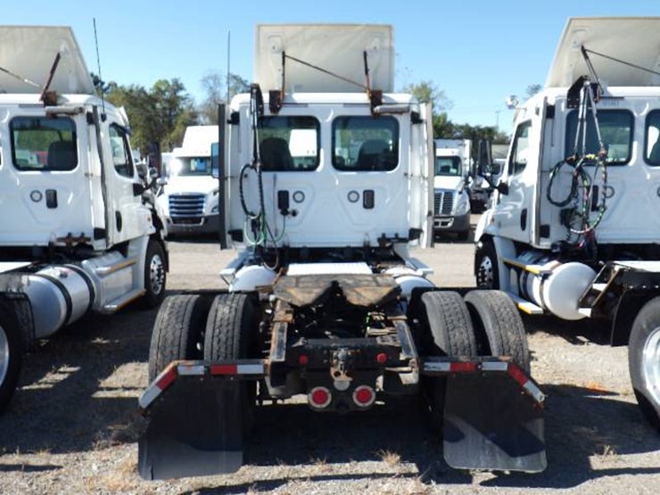 2017-freightliner-cascadia-113-image-5