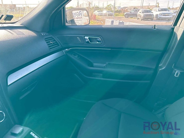 2016-ford-explorer-image-16