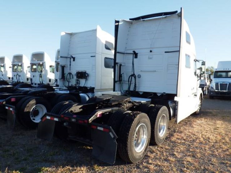 2022-volvo-vnl-860-image-7