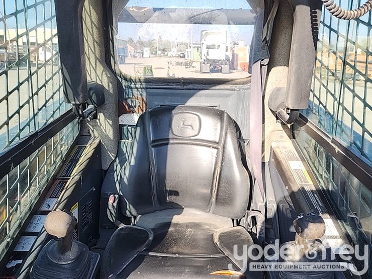 2010-deere-332d-image-23