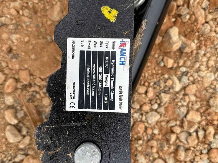 iranch-mini-excavator-hydraulic-thumb-clamp-image-2