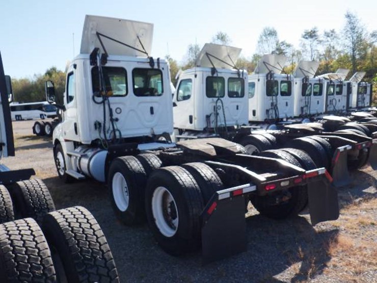 2018-freightliner-cascadia-126-image-10
