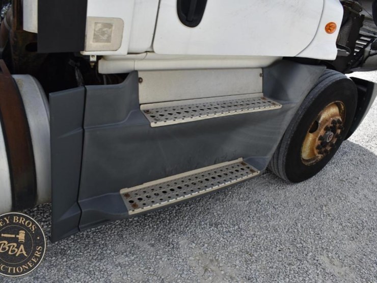 2015-freightliner-cascadia-125-image-51