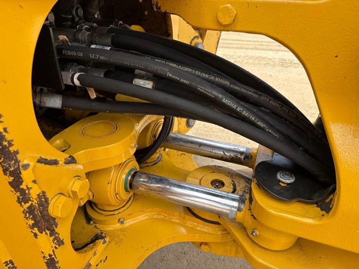 2018-deere-410l-image-16