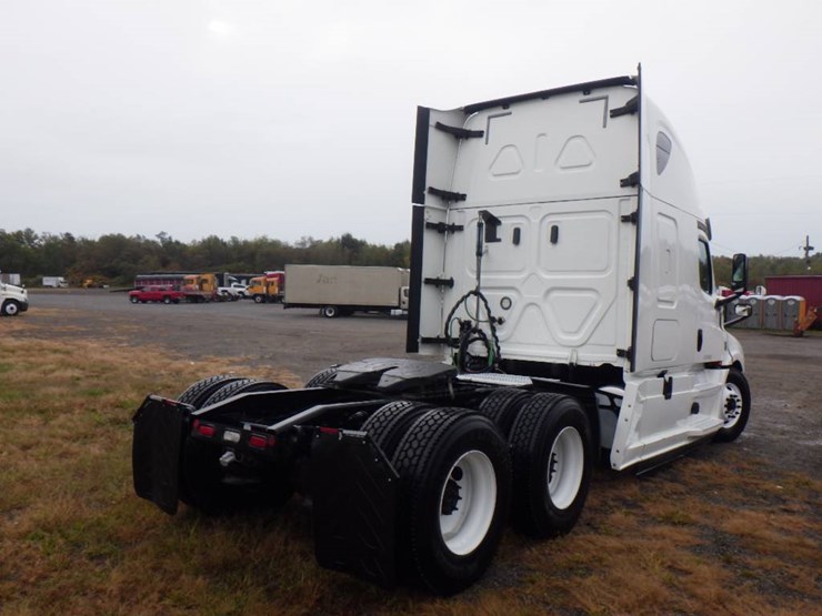 2020-freightliner-cascadia-126-image-4