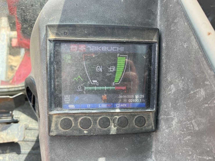 2021-takeuchi-tb240-image-31