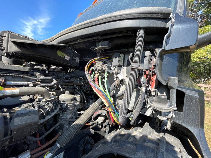 #1666-•-2019-freightliner-cascadia-semi-tractor-(title-in-delay)-image-12