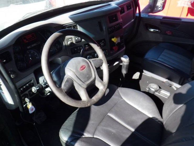 2015-peterbilt-579-image-11