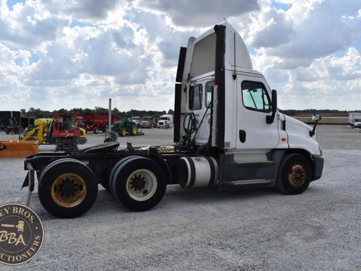 2015-freightliner-cascadia-125-image-8