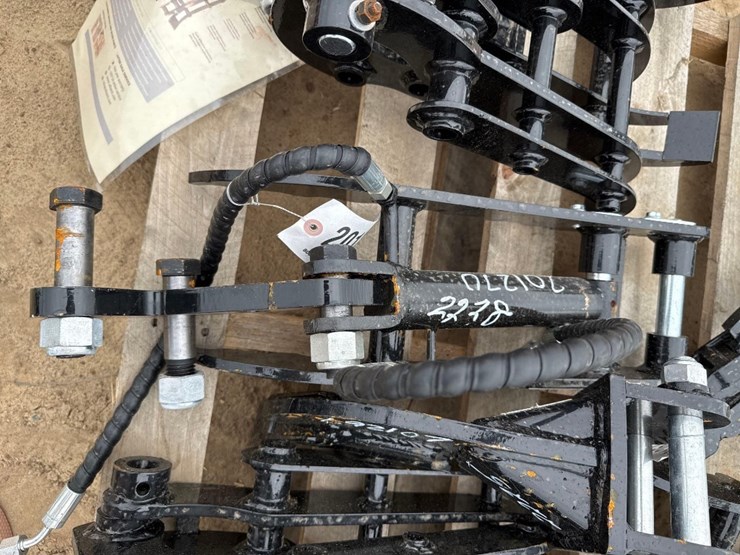 unused-iranch-hyd-excavator-thumb-clamp-image-1