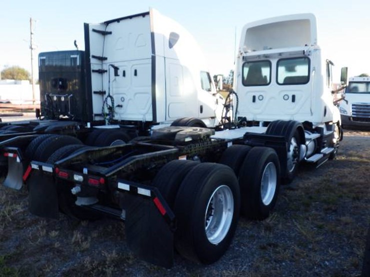 2022-freightliner-cascadia-126-image-6