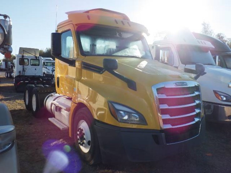 2019-freightliner-cascadia-126-image-3