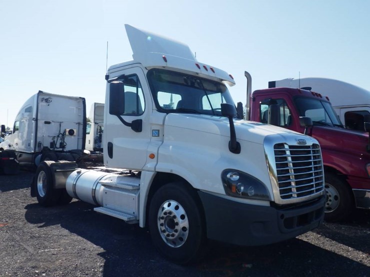 2018-freightliner-cascadia-125-image-2