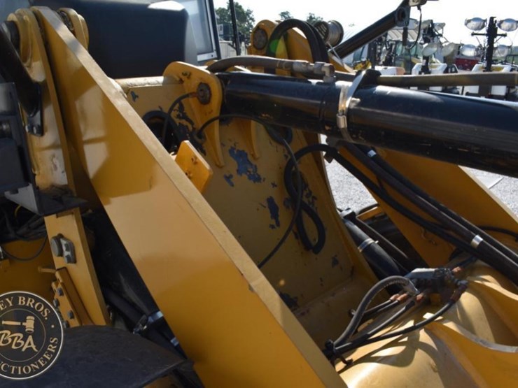 2011-caterpillar-908h-image-43