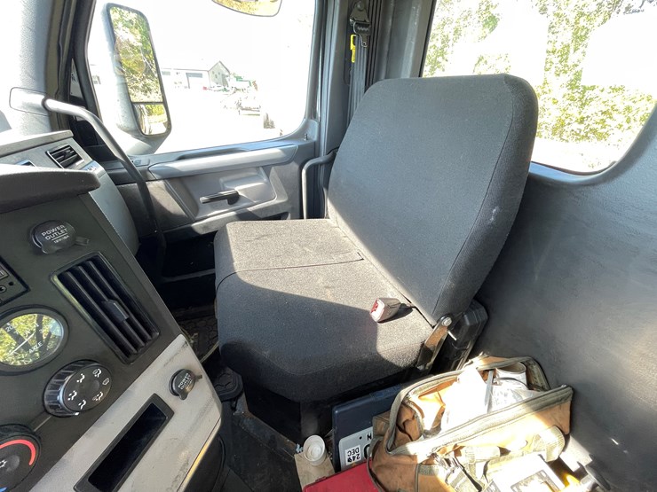 #1666-•-2019-freightliner-cascadia-semi-tractor-(title-in-delay)-image-34